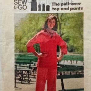 Puede incluir: Patrón de costura Butterick vintage para un top y pantalones, talla 14. El patrón presenta a una mujer con un atuendo rojo. El texto en el patrón dice "The Fashion One" y "New York Fabrics, Inc."