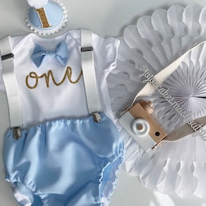 Baby Jungen Cake Smash Outfit. 1.Geburtstag Set. Fotoshooting. Hosenträger,Fliege,Windelhöschen. Hellblau und weiß/ gold.
