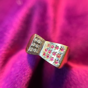 Vintage Retro 18k 750 Yellow Gold Tank Ring with diamonds and rubies in a bow design - Size: 17.3 mm / 52 / L.5 / 6