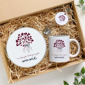 Coffret cadeau femme à personnaliser, Kit à composer mug boite et infuseur à thé, Ensemble avec bouquet de coeurs couleur bordeaux et marine