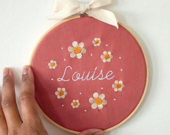 Tambour broderie prénom, Cadre brodé avec fleurs, Cadre brodé pour naissance, anniversaire ou fête des mères, Cadeau personnalisé original