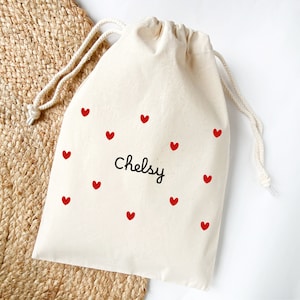 Pochon petits cœurs personnalisé prénom, Sac à cordelettes en écru pour marraine, Pochette emballage baptême motif sobre et mignon