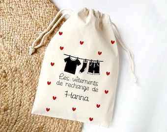 Pochon personnalisé, sac pour la maternelle, "le linge sale" ou "les vêtements de rechange", modèle petits cœurs rouges