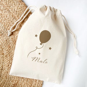 Pochon personnalisé motif ballon et étoiles, Pochon à cordelettes avec prénom, Sac en coton couleur neutre pour tenue de naissance maternité
