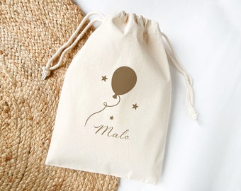 Pochon personnalisé motif ballon et étoiles, Pochon à cordelettes avec prénom, Sac en coton couleur neutre pour tenue de naissance maternité