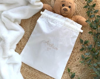 Pochon personnalisé brodé ⎢Pochon tissu fin avec coeur⎢Pochon prénom⎢Sac cadeau de naissance⎢Idée baby shower⎢Pochon 1er anniversaire