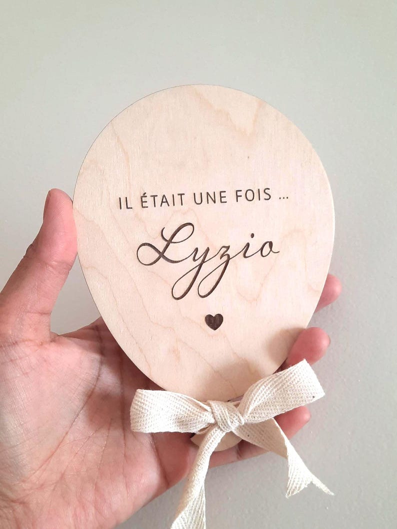 Carte annonce personnalisée, Plaque en bois ballon, Accessoire photo de naissance, Carte Il était une fois Prénom, Carte annonce prénom cœur image 1