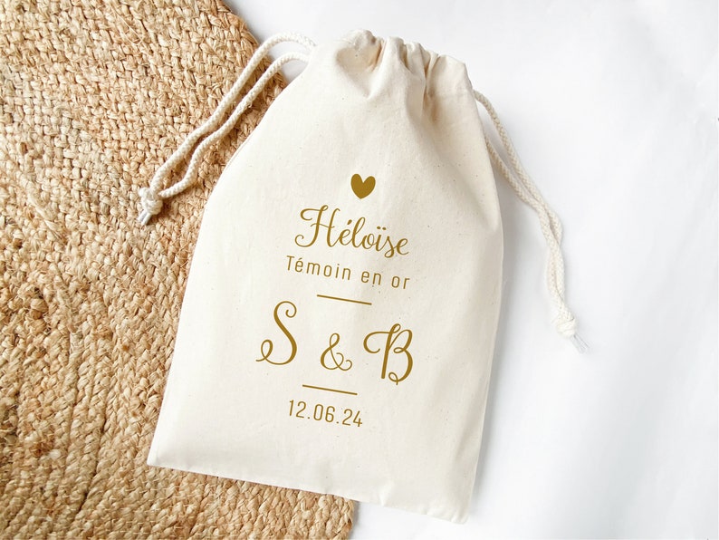 Pochon personnalisé pour témoin en or, pochette personnalisée en coton pour cadeau, Sac avec prénoms pour mariage, Motif cœur et cursive image 1