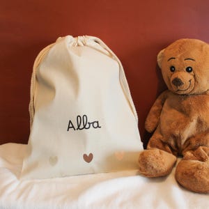 Pochon 3 petits cœurs personnalisé prénom, Sac à cordelettes en écru pour enfant, Pochette emballage cadeau, Motif minimaliste et mignon