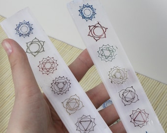 Bacchetta di selenite dei chakra incisa / Cristalloterapia, Marocco (20 cm)