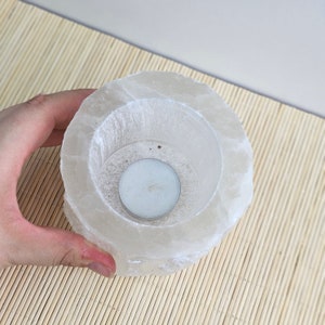 ユニークなセレナイト ラウンド ハリケーン キャンドルホルダー 10 x 10 cm | 新築祝い | 美的ミニマルな装飾 | ホームギフト | クリスタル愛好家へのギフトアイデア