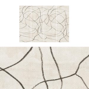 Op de afbeelding: Abstracte kunstprint met een cr&egrave;mekleurige achtergrond en een netwerk van zwarte, vrije lijnen. De lijnen vormen een dynamisch, onderling verbonden patroon over het oppervlak. Het kunstwerk is verdeeld in vijf verticale panelen.