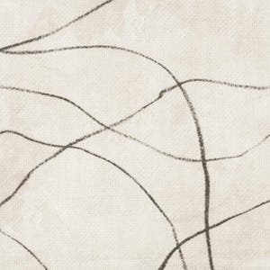 Op de afbeelding: Abstracte kunstprint met houtskleurige lijnen op een cr&egrave;mekleurig canvas. De lijnen buigen en kruisen elkaar, waardoor een dynamisch en minimalistisch ontwerp ontstaat. Het kunstwerk heeft een textuur, wat wijst op een natuurlijk materiaal.