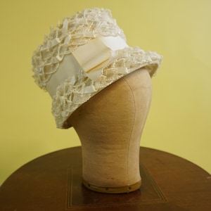 Vintage 1960&#39;s Women&#39;s white hat with ribbon detail