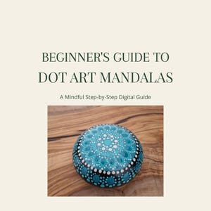 Puede incluir: Una guía digital titulada BEGINNER'S GUIDE TO DOT ART MANDALAS A Mindful Step-by-Step Digital Guide que muestra una piedra redonda pintada con un patrón de mandala de puntos en azul turquesa, azul y blanco sobre una superficie de madera.