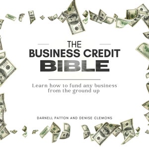 Könnte beinhalten: Buchcover für "The Business Credit Bible" mit fallenden Dollarnoten um den Titel herum. Der Text lautet: "Erfahren Sie, wie Sie jedes Unternehmen von Grund auf finanzieren können." Autoren: Darnell Patton und Denise Clemons.
