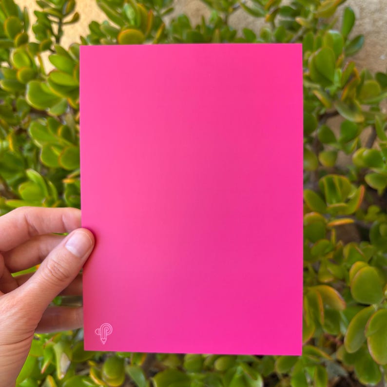 Pu&ograve; includere: Un biglietto di colore rosa acceso con un piccolo logo bianco nell'angolo in basso a sinistra.