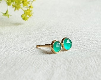 Boucles d'oreilles puces en onyx vert naturel, pierre précieuse délicate taille rose, plaquées or 14 carats, cadeau pour elle, WildbirdsJewelry