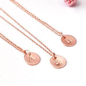 Colar de disco personalizado, colar de ouro rosa com disco escovado de 8 mm, corrente de ouro com inicial, presente personalizado