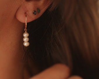 Boucles d'oreilles minimalistes et délicates en perles et plaqué or | Créoles en perles d'eau douce | Cadeau pour demoiselle d'honneur | Bijoux de mariage