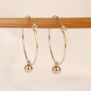 Wasserfeste Creolen mit Perlen | 20mm Ohrringe aus 14k Gold Filled  | Geschenk Brautjungfer | WILDBIRDS JEWELRY