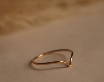 Zarter dünner Chevron Ring, minimal, 14k Gold Filled, Geschenk Hochzeit, Muttertag