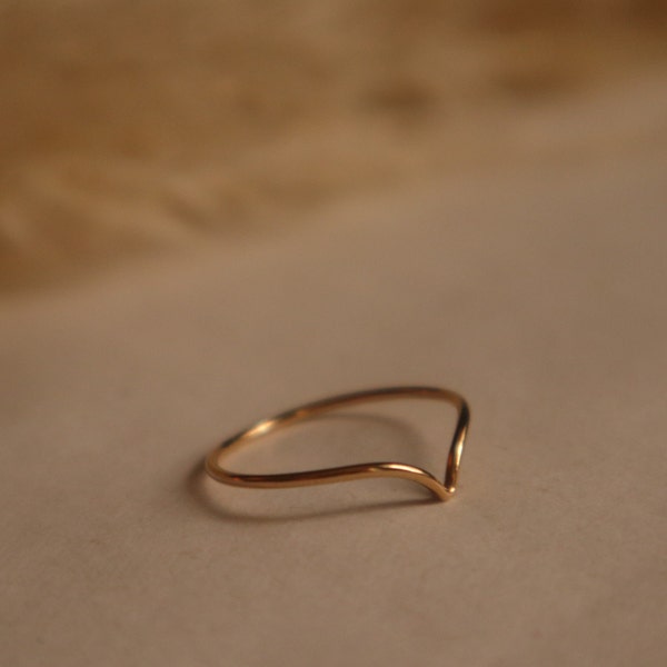 Zarter dünner Chevron Ring, minimal, 14k Gold Filled, Geschenk Hochzeit, Muttertag