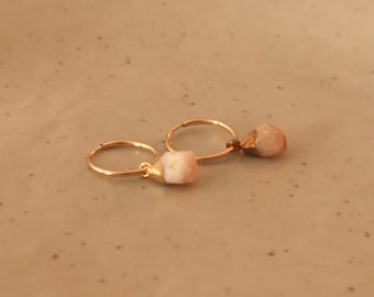 Rohe wasserfeste Pink Opal Anhänger | wunderschöne Ohrringe in Gold hängend | 14k Gold Filled Schmuck | Geschenk für Sie | Wildbirds Jewelry