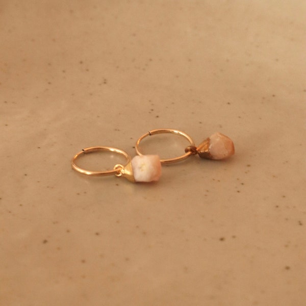 Rohe wasserfeste Pink Opal Anhänger | wunderschöne Ohrringe in Gold hängend | 14k Gold Filled Schmuck | Geschenk für Sie | Wildbirds Jewelry