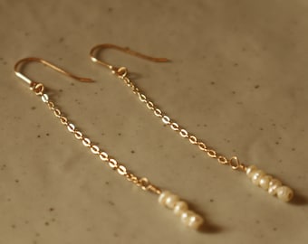 Lange weiße Perlenohrringe an 14k Gold Filled Kette, Ohrhaken vergoldet, Hochzeitsgeschenk, Geschenk für sie, Wildbirds Jewerly