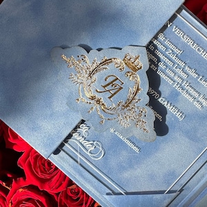 Hochzeitseinladungsset im Taschenformat | Samt-Hochzeitseinladung Wildleder | Luxuriöser blauer Lagunenumschlag und klares Acryl | Hochzeitsmonogramm-Logo