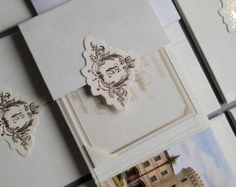 Uitklapbare trouwuitnodiging | Champagnekleurige fluwelen uitnodigingsset | Trouwuitnodiging met aquarel illustratie van de trouwlocatie | Save the Date | RSVP met QR-code