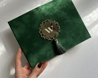 Huwelijksuitnodiging Suède | Luxe bos fluwelen envelop en elegante acryl uitnodiging | Groene kwast | Driebladige boekje uitnodiging