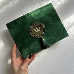 Huwelijksuitnodiging Suède | Luxe bos fluwelen envelop en elegante acryl uitnodiging | Groene kwast | Driebladige boekje uitnodiging