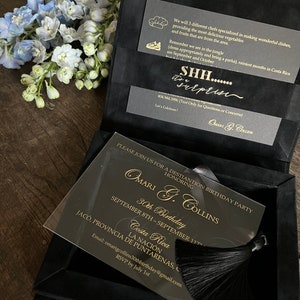 Lussuosa scatola per inviti di nozze in velluto nero con stampa del logo cieco - Invito in acrilico in scatola - Logo monogramma di nozze personalizzato - Velluto nero