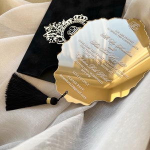 Luxuriöser schwarzer Samtumschlag und elegante Hochzeitseinladung aus Acryl | Spiegelgoldene Acryl-Einladungen | Goldfoliendruck | Benutzerdefiniertes Monogramm