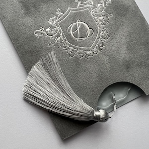 Hochzeitseinladungssuite. Luxuriöser grauer Samtumschlag, minimalistische Einladung aus Acryl, Silberfolienpresse