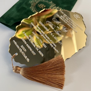 Luxe groene fluwelen envelop en elegante spiegel acryl huwelijksuitnodiging | Smaragdgroene bruiloft uitnodiging envelop | Gouden acryl uitnodigingen