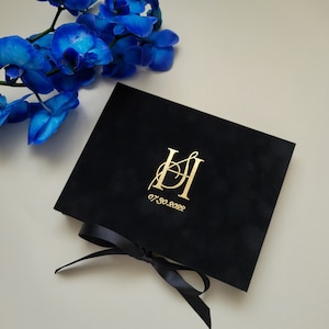Caja de invitación de terciopelo de boda de lujo - Invitaciones de boda de acrílico dorado en caja y borla de lujo - Monograma de boda personalizado - Terciopelo negro -
