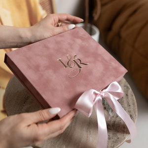 Hochzeitseinladungsset in zartrosa Box | Goldene Plexi-Hochzeitseinladungssuite | Luxuriöse Hochzeitsbox | Handgefertigte Quaste