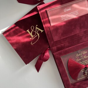 Scatola per inviti di nozze | Velluto bordeaux | Invito in acrilico in scatola di velluto | Monogramma con logo personalizzato in oro | Nappa marrone