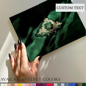 Samttaschen-Hochzeitseinladungsset | Anpassbare Hindu-Hochzeitseinladung | Elegante Hochzeitseinladung aus Acryl | Goldgepresstes Wappen