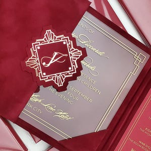 Invitaciones de boda únicas | Sobre de terciopelo rojo de lujo e invitación acrílica personalizada | Invitación de folleto tríptico | Invitación de boda Bordo