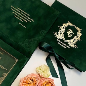 Suite per inviti di nozze | Set di inviti per matrimonio in scatola acrilica color smeraldo e nappa di lusso | Monogramma nuziale personalizzato in oro | Logo pressato