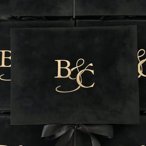 Kreative schwarze Samtbox | Hochzeitseinladung mit individuellem Acryl | Hochzeitseinladungsbox | Boxed Einladungspaket | Goldmonogramm | RSVP