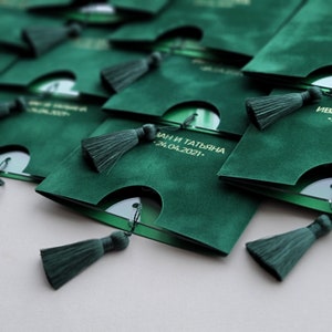 Uitnodiging voor een bruiloft. Luxe groene fluwelen uitnodiging, heldere acryl uitnodiging, gouden folie, smaragd kwastje