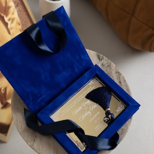 Tasche für Hochzeitseinladungen aus königsblauem Samt | Luxuriöse Hochzeitseinladungsbox aus Wildleder | Elegante Hochzeitskarte | Goldspiegel-Acryl-Art-Deco
