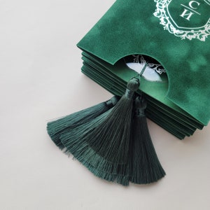 Invitación de boda | Sobre de terciopelo verde de lujo | Invitación Elegante en Acrílico y Borla de Lujo | Invitaciones acrílicas | Monograma de lámina dorada