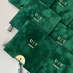 Groen moslim bruiloft uitnodiging met gouden initialen | Luxe fluwelen uitnodiging | Spiegel acrylkaart | Gouden folie