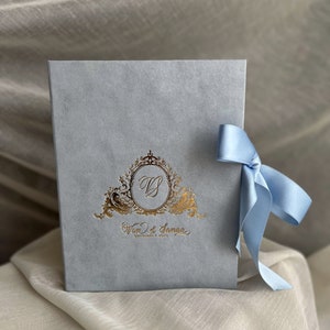 Bruiloft uitnodigingsdoos met bloemen | Stoffige blauwe bruiloft uitnodiging | Acryl uitnodiging in fluwelen doosje | Gouden pers aangepast logo monogram